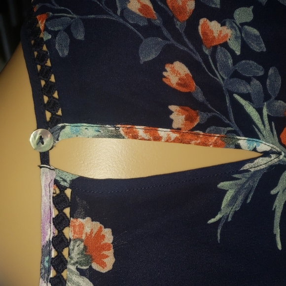 Signature Studio s artsy floral display laser cutout arms and scoop hems - Picture 5 of 9